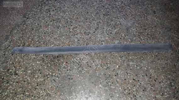 1997-2000 Toyota Avensis sağ ön kapı çıtası