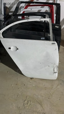 VOLKSWAGEN jetta 11 18 sağ arka kapı ufak hasarlı
