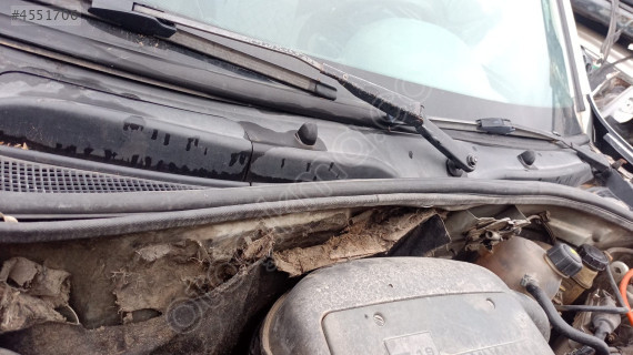 renault kangoo ön cam alt ızgrası