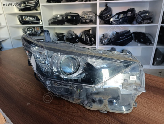 TOYOTA AURİS SAĞ FAR ORJİNAL ÇIKMA