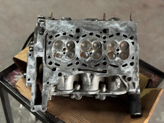 BMW [B37] 1.5 SİLİNDİR KAPAĞI