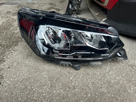 Peugeot 2008 sağ ön far