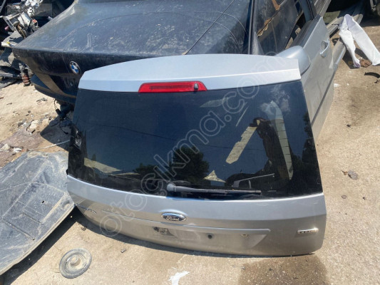 Ford fiesta bagaj kapağı dolu 2004 model