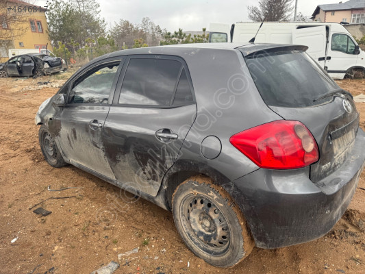 Toyota Auris  sol arka kapı
