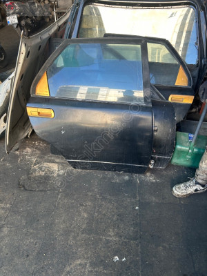 Daihatsu Applause sağ arka kapı