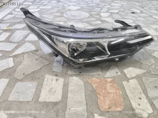 Toyota Corolla sağ ön far