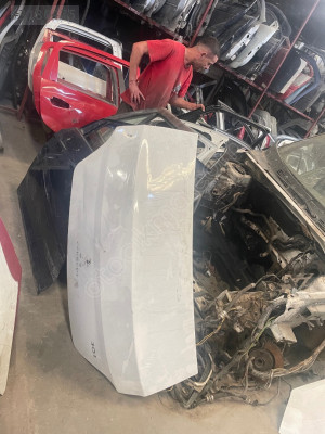 Peugeot 301 arka bagaj kapağı beyaz renkte