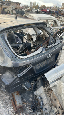 SUBARU ARKA KAPUT