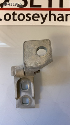 13181938 Opel Corsa D sağ arka kapı üst menteşesi