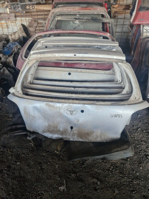 Toyota yaris arka bagaj kapağı