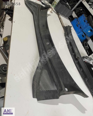 audi a3 orjınal ön cam ızgarası