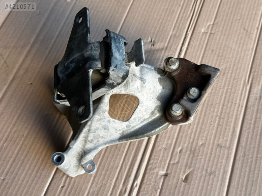 VW AMAROK 10-22 MOTOR KULAĞI TAKOZU SAĞ 03L199308 2H0199256A