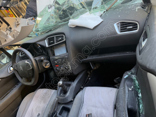 Citroen C4 ön göğüs lük