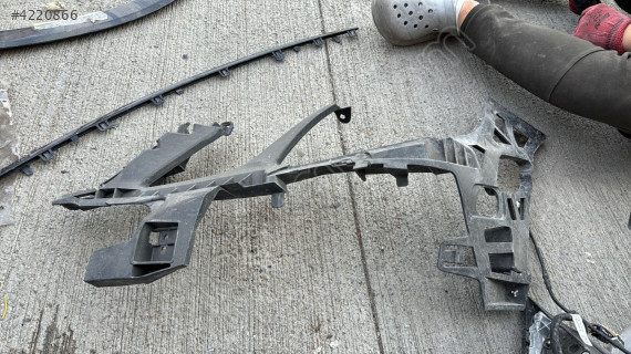 MERCEDES E SERISI W212 ÖN TAMPON TUTUCU AMG A2128852165