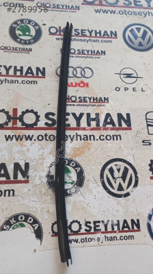 8K0839479 Audi A4 2014 sağ arka kapı iç sıyırıcı fitil