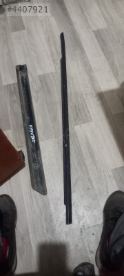 Mitsubishi Carisma sağ ön kapı çıtası