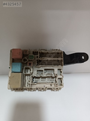 82730-12390 toyota corolla 2008 1.6 benzinli sigorta kutusu
