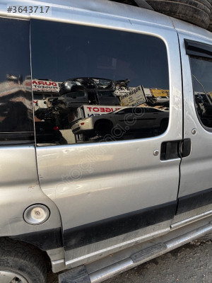 Peugeot Partner Sağ Arka Sürgülü Kapı