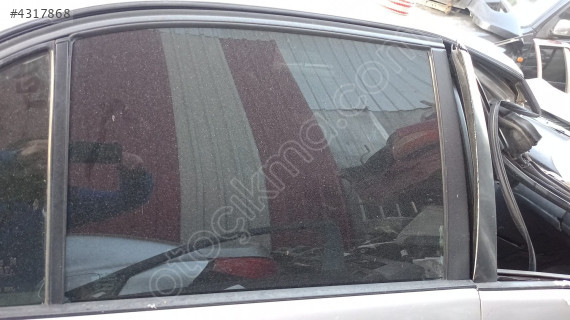 toyota carina sağ arka kapı camı