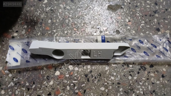 2008-2011 Ford Focus ön tampon sol bağlantı braketi (yeni orj)