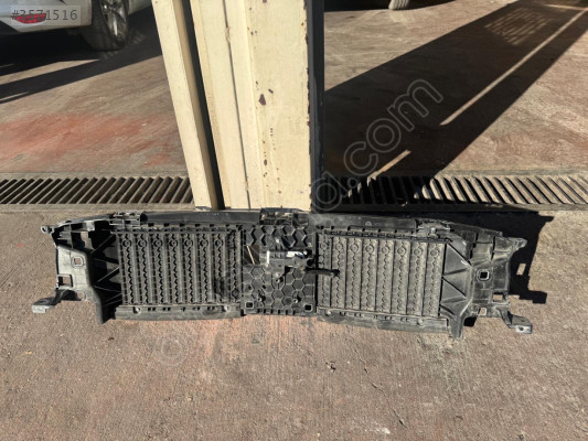 MERCEDES C SERİSİ W206 KASA ÖN HAVALANDIRMA PERDESİ 2066224000