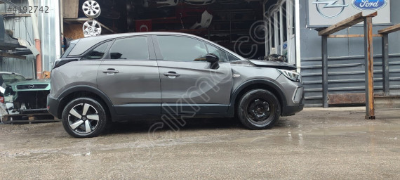 Opel Crossland sağ ön kapı ve diğer kaporta parçaları