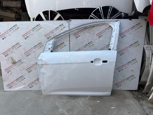 Ford Focus 3 sol ön kapı (hasarlı parça) beyaz renk