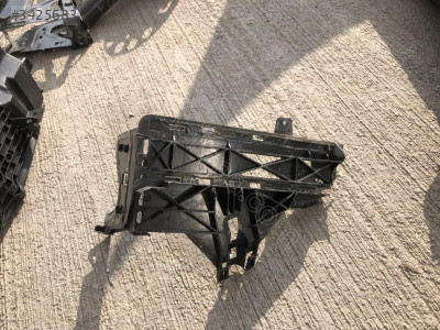 BMW 5 SERİSİ F10 LCİ  SAĞ  FAR BRAKETİ  51647200794