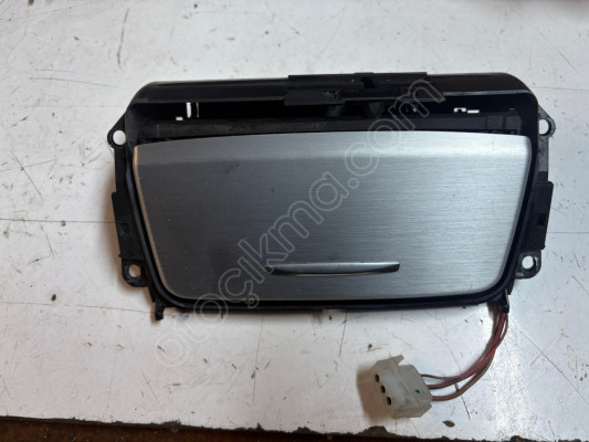 BMW E90 E87 ORTA KONSOL TAKİ KÜLLÜK
