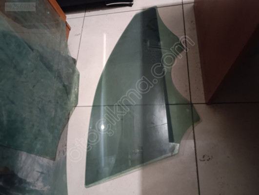 Audi A3 sağ ön kapı camı orjinal çıkma parça
