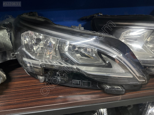 Peugeot 3008 ön sağ far bütün parçaları mevcut