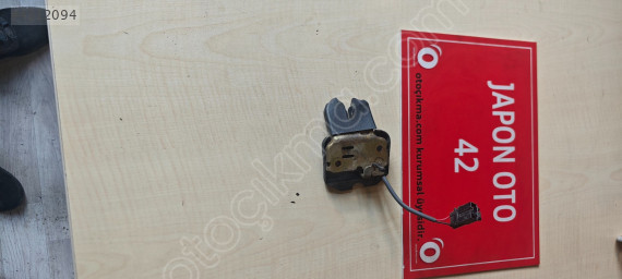 Nissan Primera bagaj kilidi