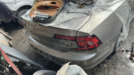 Volvo s90 2.0Arka bagaj kapağı stoplar arka tampon lastik jantlar