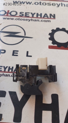 829-2K4D Toyota Yaris 2015 sol arka cam açma düğmesi