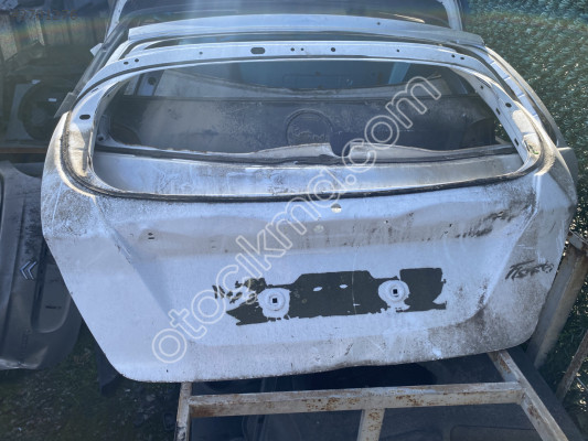 FORD FİESTA BAGAJ KAPAĞI
