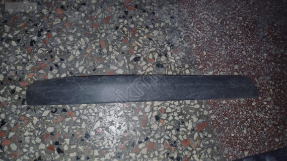 2002-2005 Ford Focus Sedan arka tampon sağ bant