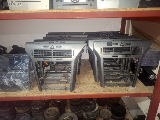 ASTRA H ORTA KALORİFER IZGARASI ÜFLEMESİ TEYP ÇERÇEVESİ