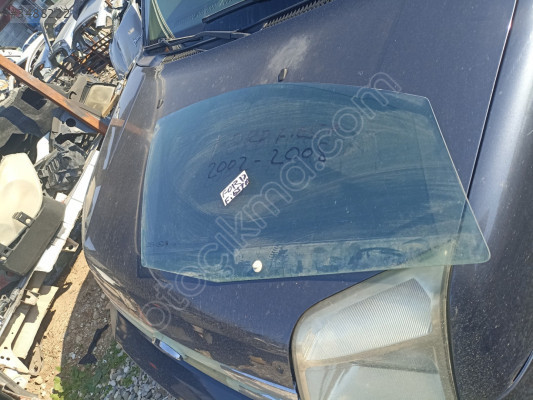 Ford Fiesta sağ ön kapı camı