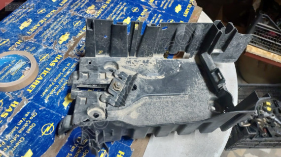Opel Corsa e Çıkma Akü Alt Plastiği