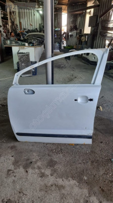 Peugout 3008 model 2013 sol on kapi