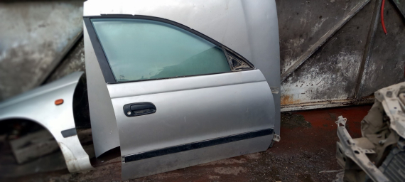 Toyota carina sağ ön kapı