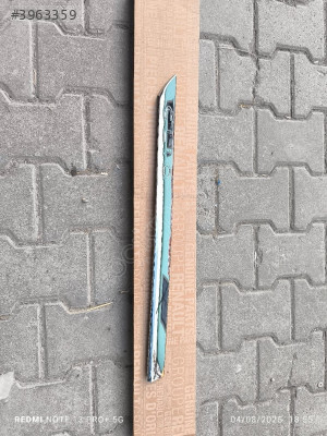 Clio 5 sağ arka kapı nikelaj çıtası orijinal