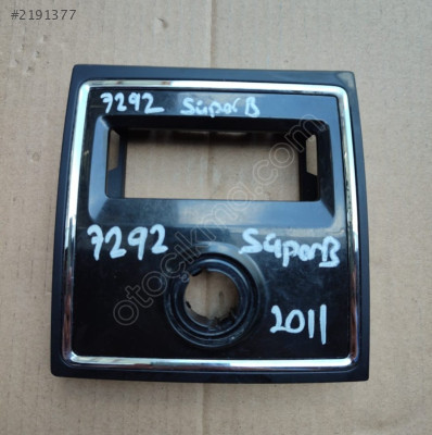 SUPERB 08-13 ARKA GÖSTERGE VE ÇAKMAKLIK PANELİ 3T0863317
