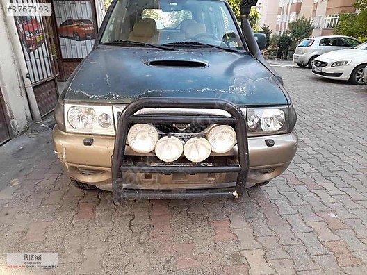 Nissan Terrano Silecek Suyu Deposu