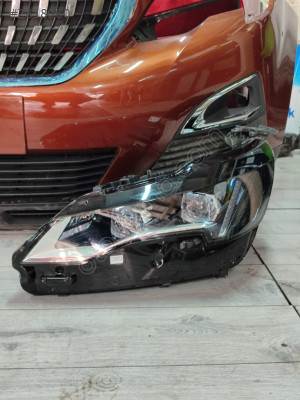 Peugeot 5008 sol ön far