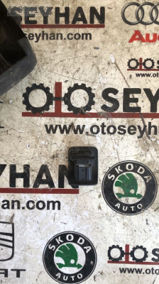 1K0887233 Volkswagen Golf 6 arka koltuk isofix yuvası kaplaması