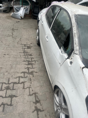 Peugeot 208 sağ ön kapı