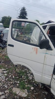 Toyota hiace sağ ön kapi yedek parça