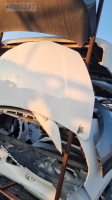 2015 model toyota yaris on motor kaputu