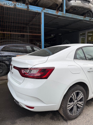 RENAULT MEGANE 4 KOMPİLE ARKA GÖT BEYAZ